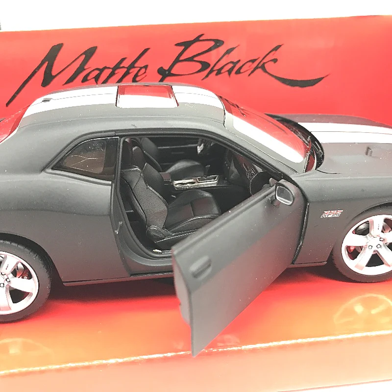 Welly Matte Black Collection 1:24 2013 Dodge Challenger SRT Diecast Model Car - Image 5