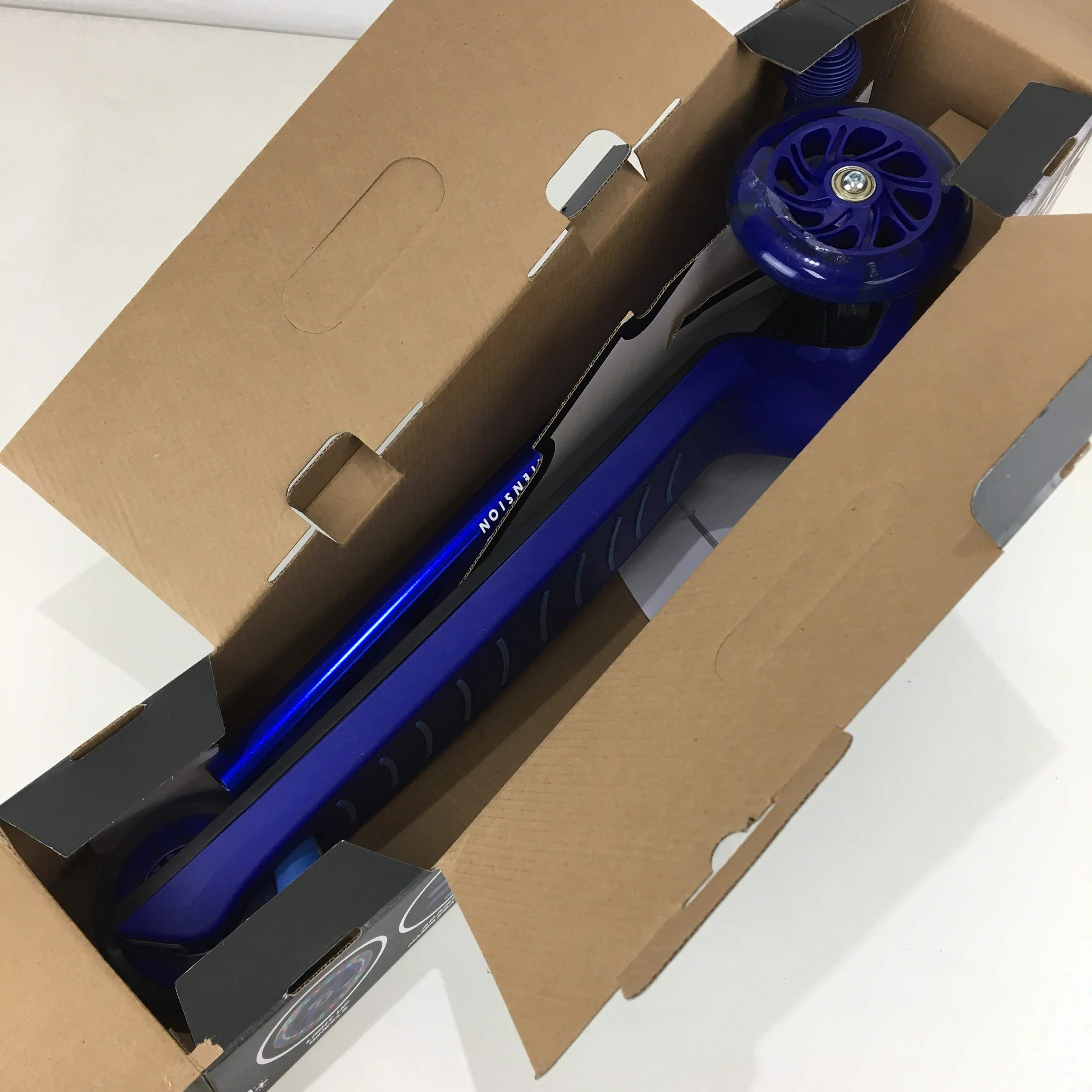 Hyper Blue Lean To Steer Light Up Wheels Adjustable Height Tri Scooter NEW - Image 5