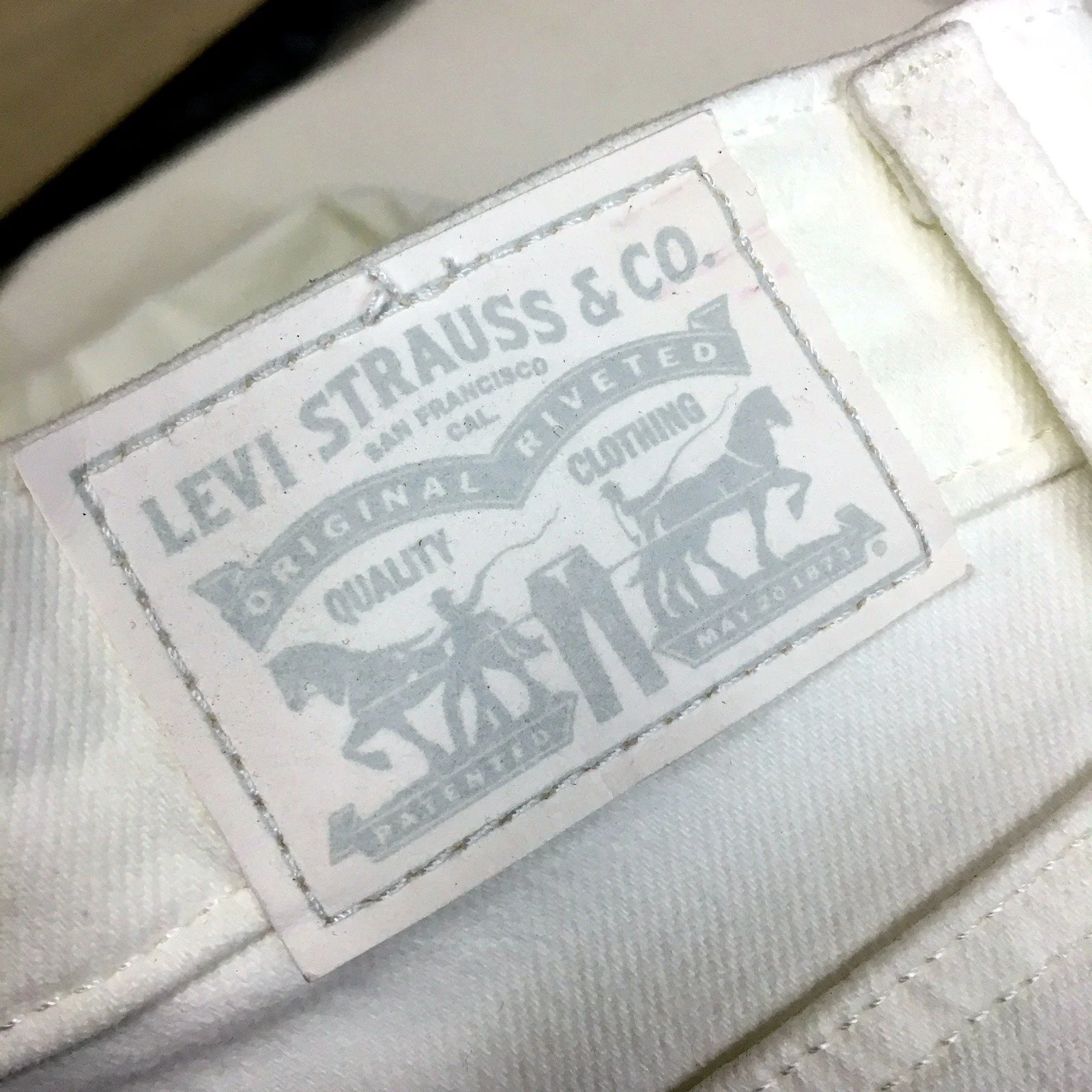 Levi's Mens 311 Shaping Skinny Jeans in White - Size 28 - Image 4