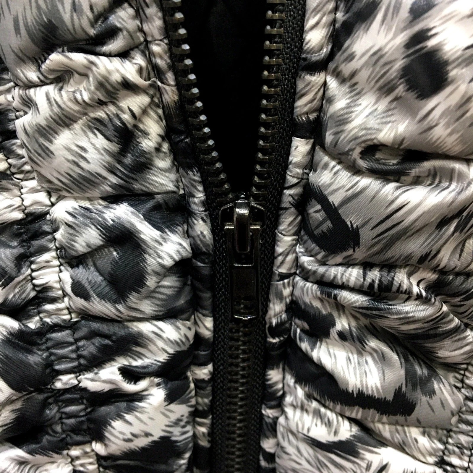 Monaco Jeans Womens Hooded Leopard Print Puffer Vest in Black & White, XL Size - Image 5