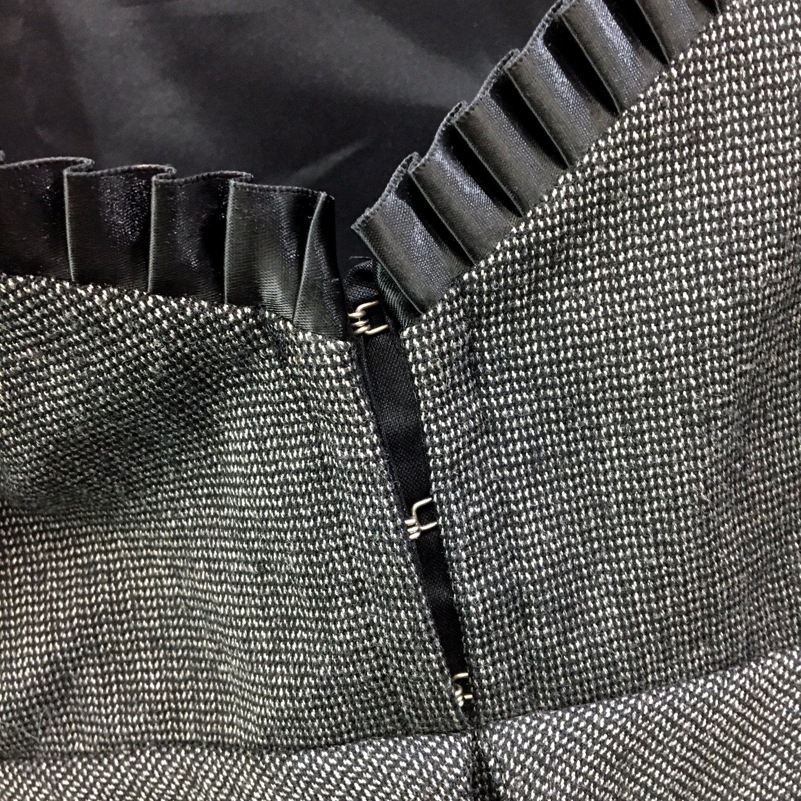 Review Womens Sleeveless Black Dress in Size 14 - Image 6