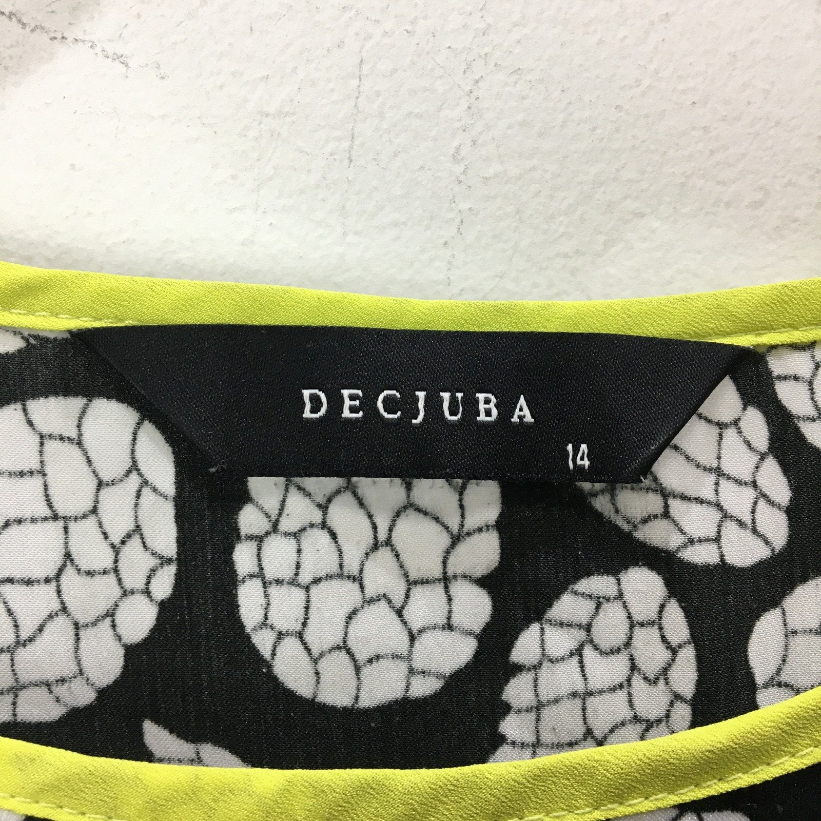 Decjuba Leaf Print T-Shirt Women Black and White Size 14 - Image 4