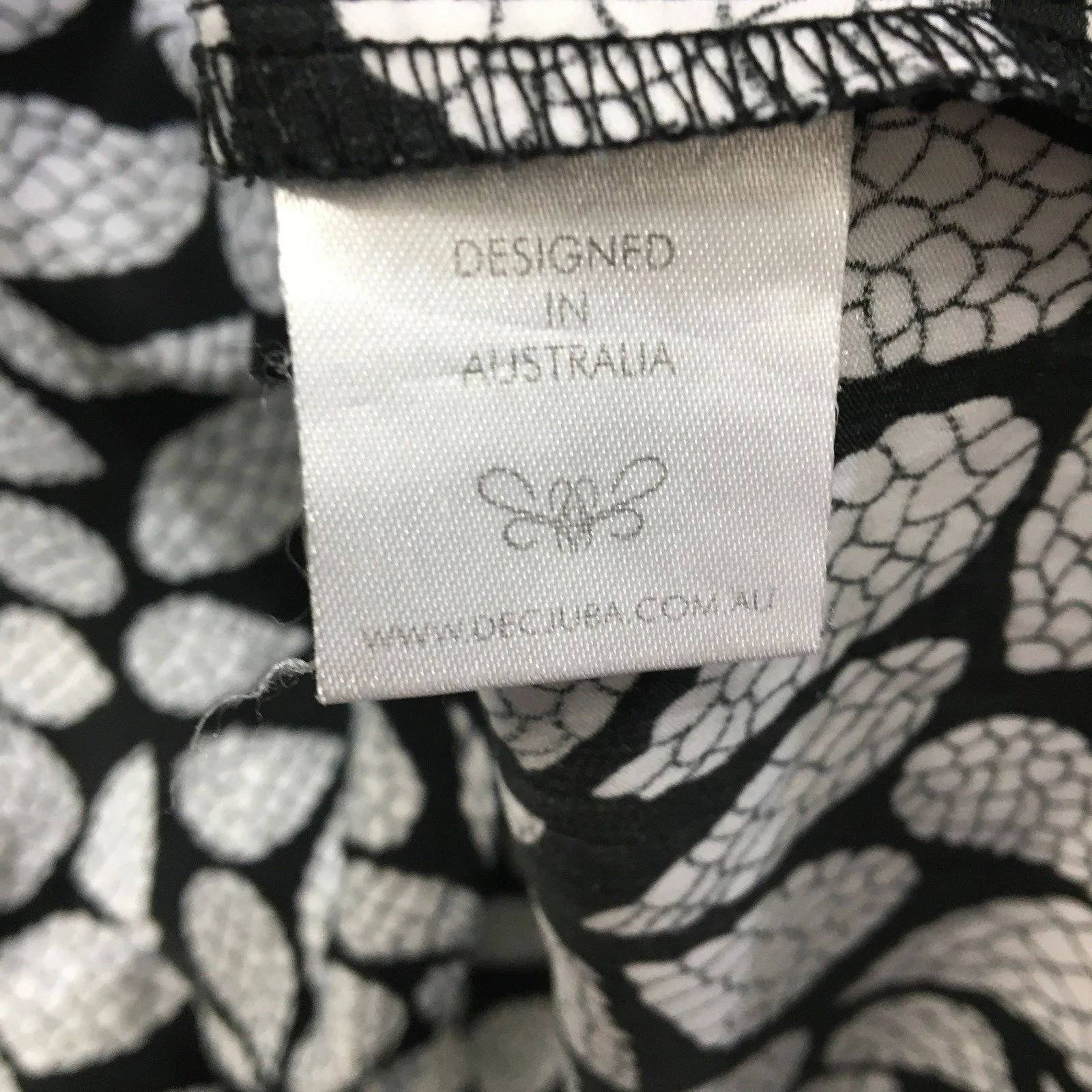 Decjuba Leaf Print T-Shirt Women Black and White Size 14 - Image 6